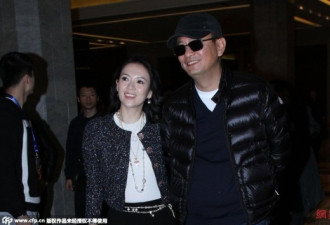 章子怡紧挽着王家卫手臂 秒变小女人