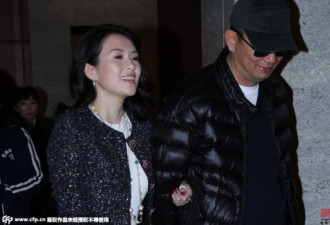 章子怡紧挽着王家卫手臂 秒变小女人