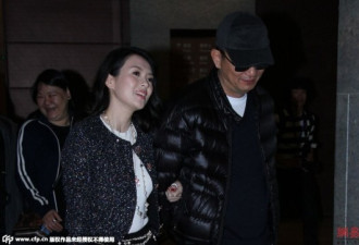 章子怡紧挽着王家卫手臂 秒变小女人