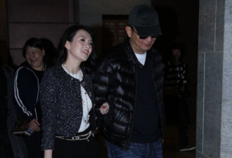 章子怡紧挽着王家卫手臂 秒变小女人