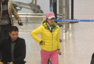 刘晓庆秒变妙龄女 与友人聊天心情佳