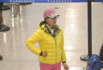 刘晓庆秒变妙龄女 与友人聊天心情佳