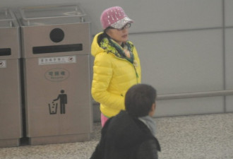 刘晓庆秒变妙龄女 与友人聊天心情佳