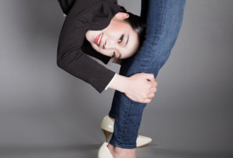中国柔术美女展示惊人技巧 身体似无骨