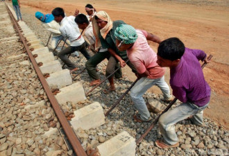 头顶大石铺路基 看看印度人怎么修铁路的