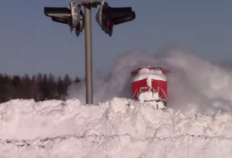 震撼：加国火车冲破重围 杀出一条雪路