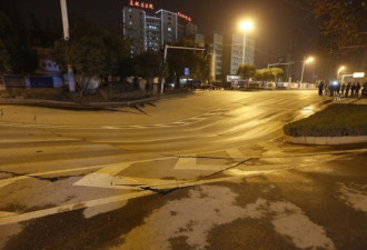 武汉闹市区发生地陷 面积约三百平米