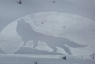 英国艺术家在加拿大雪山上“走”出艺术