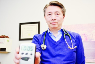 抗议省府冻薪 华裔医生看病时开计时器