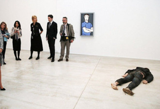 凯特王妃参观艺术馆 被&quot;死人&quot;雕塑吓一跳