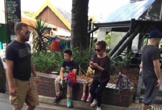 赵薇携女儿现澳大利亚 与徐峥陶虹聚餐