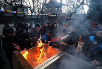 实拍：各地华人抢上新年之“头柱香”