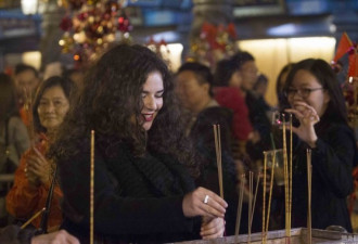 实拍：各地华人抢上新年之“头柱香”