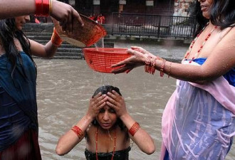 实拍尼泊尔“女人节”：少女当众沐浴