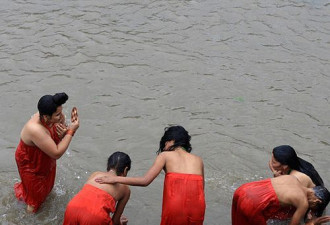 实拍尼泊尔“女人节”：少女当众沐浴
