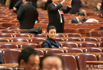 政协开幕会上的明星委员:宋祖英现老态