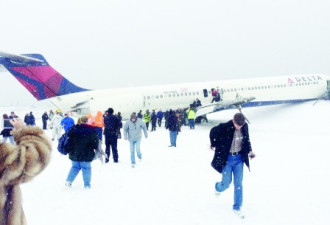 纽约客机冲出跑道险些堕海 致24人受伤