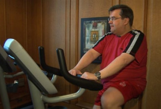 蒙特利尔市长科戴尔蹬自行车减肥见效