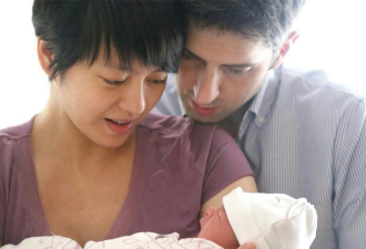 梁咏琪晒产后全家福 混血公主大眼长腿
