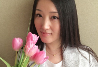 杨钰莹晒照迎妇女节 网友：男友送花？