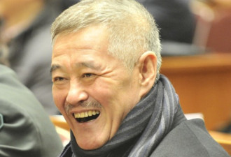 赵本山上政协笑开颜 戴鸭舌帽忙签名
