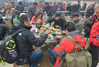 河南濮阳数千人同吃“一锅饭”拜祭舜帝