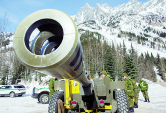 加拿大皇家炮兵架起火炮轰山峰防雪崩