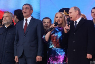 克里米亚入俄一周年 普京登台献唱国歌