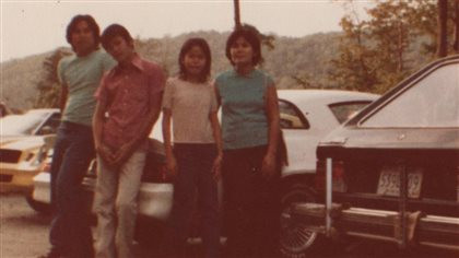 1982年，Vinita Ho（右2）与母亲（右1）��在蒙特利尔。