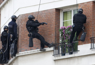 直击：巴黎人质劫案 警方用无人机救援