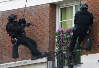 直击：巴黎人质劫案 警方用无人机救援
