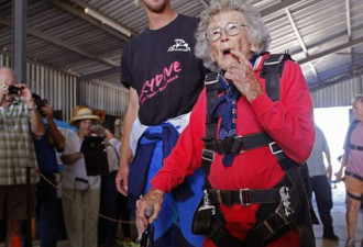 南非老人庆祝百岁生日 跳伞潜水喂鲨鱼