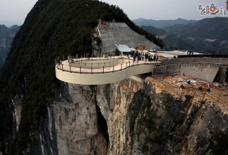 重庆建世界第一玻璃廊桥 悬挑千米高空