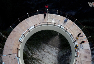 重庆建世界第一玻璃廊桥 悬挑千米高空