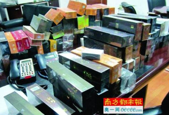 官员遭女贼举报：家中藏了600张购物卡