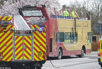 英国载70名学生双层巴士撞桥 车顶被削