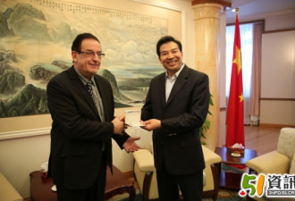 中国大使向加人颁发首批10年多次签证