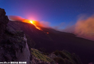 意大利火山突然喷发：露营者淡定拍照