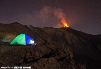 意大利火山突然喷发：露营者淡定拍照