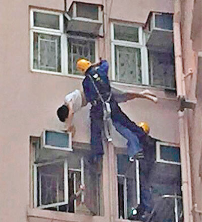 男子跳楼时被晾衣架勾住吊45分钟获救(图)
