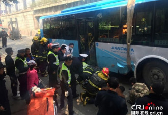 南京一男子被轿车撞倒后 遭公交碾压