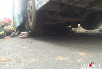 南京一男子被轿车撞倒后 遭公交碾压