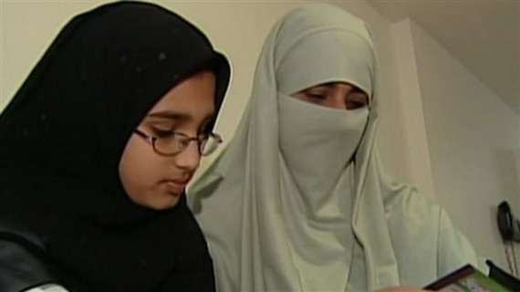 头戴Hijab和妮卡布（右）的穆斯林女性。