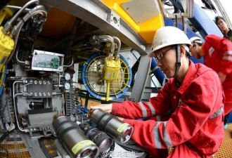 中国机器人将国旗插入南海3000米海底