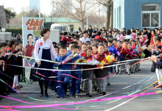 实拍朝鲜开学：小学生手捧鲜花进校门