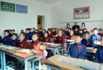 实拍朝鲜开学：小学生手捧鲜花进校门