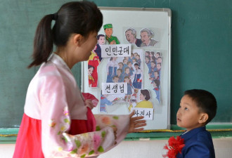 实拍朝鲜开学：小学生手捧鲜花进校门