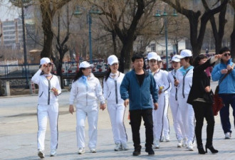 朝鲜女留学生身穿艳丽服装 集体游吉林