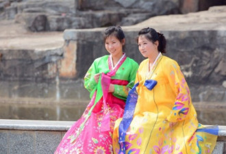朝鲜女留学生身穿艳丽服装 集体游吉林
