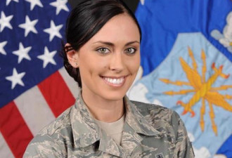 美空军女中士退役当模特 身材火爆走红